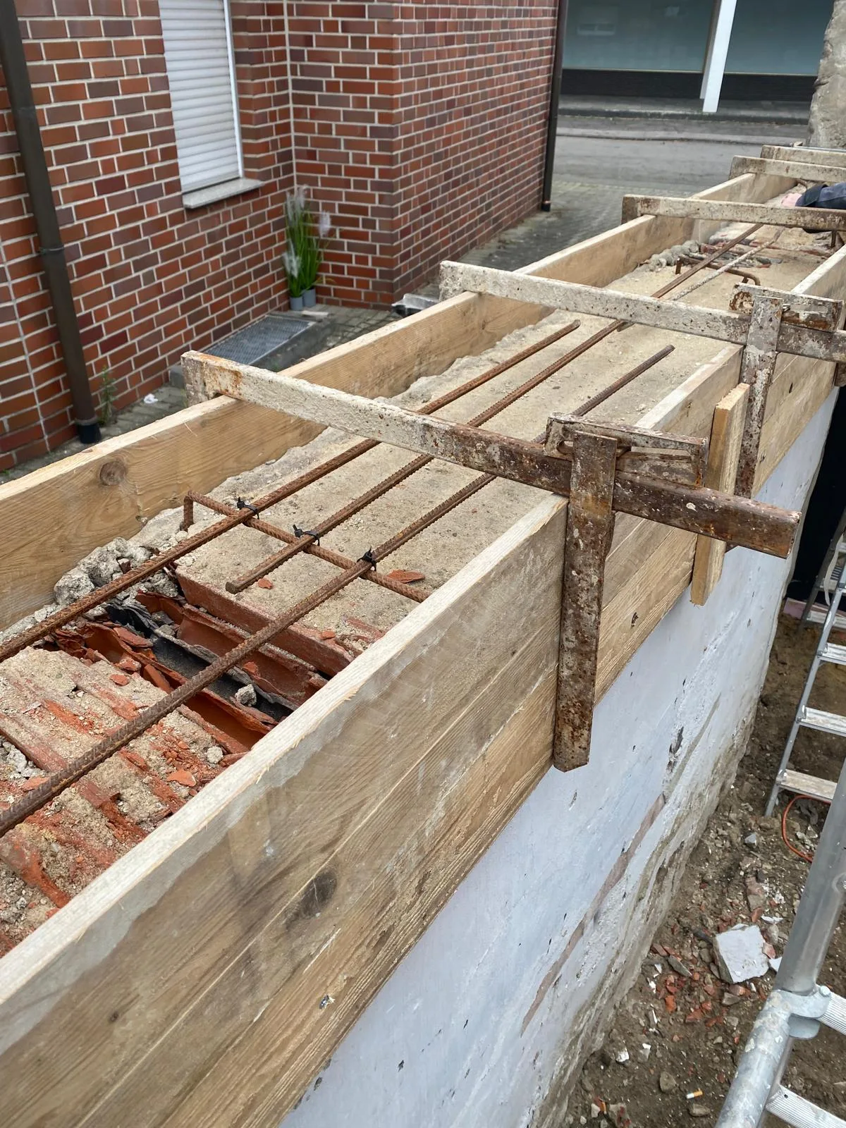 Holzschalung mit Bewehrung für eine Betonergänzung