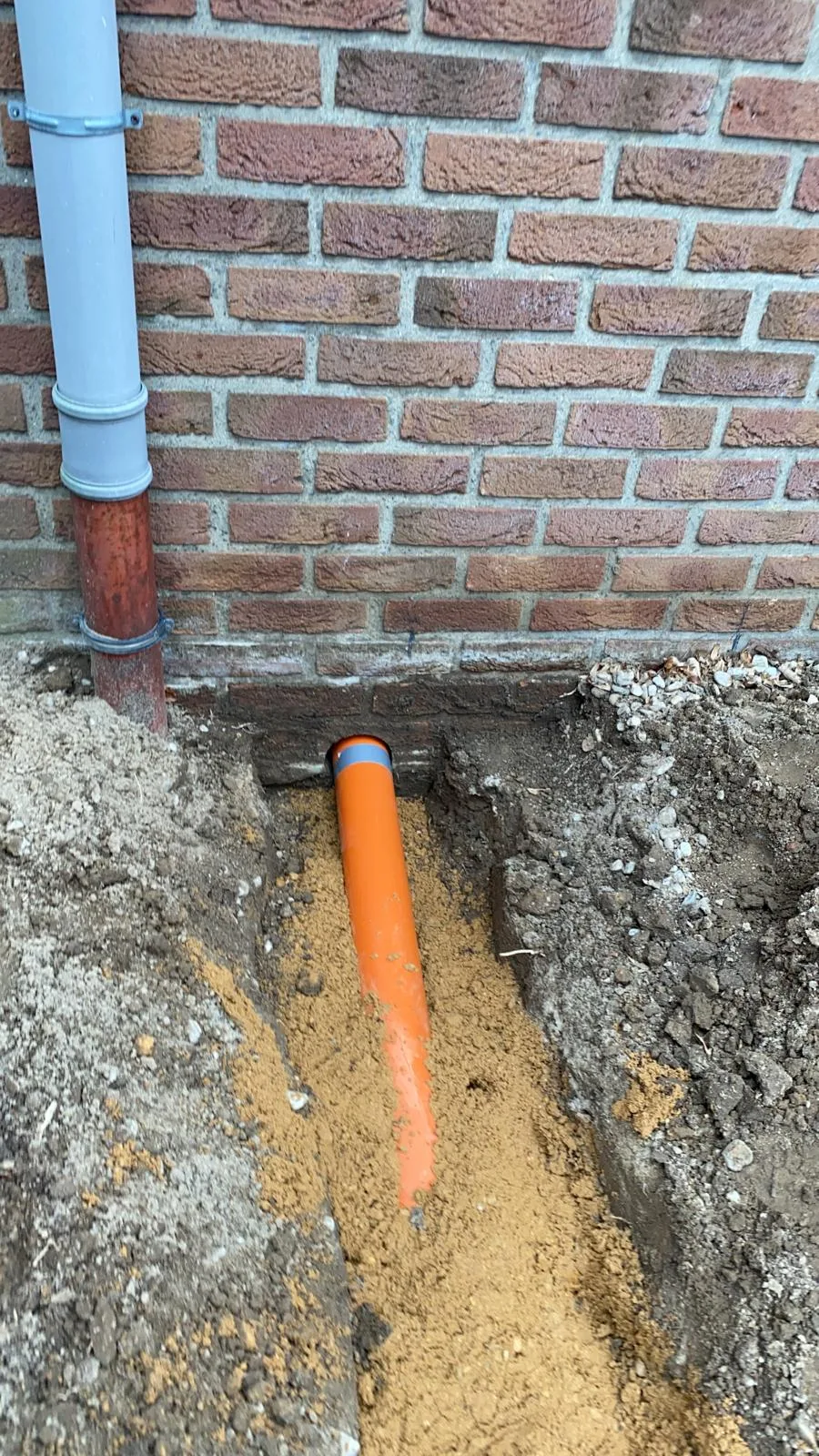 Entwässerungsrohr in einem offenen Graben