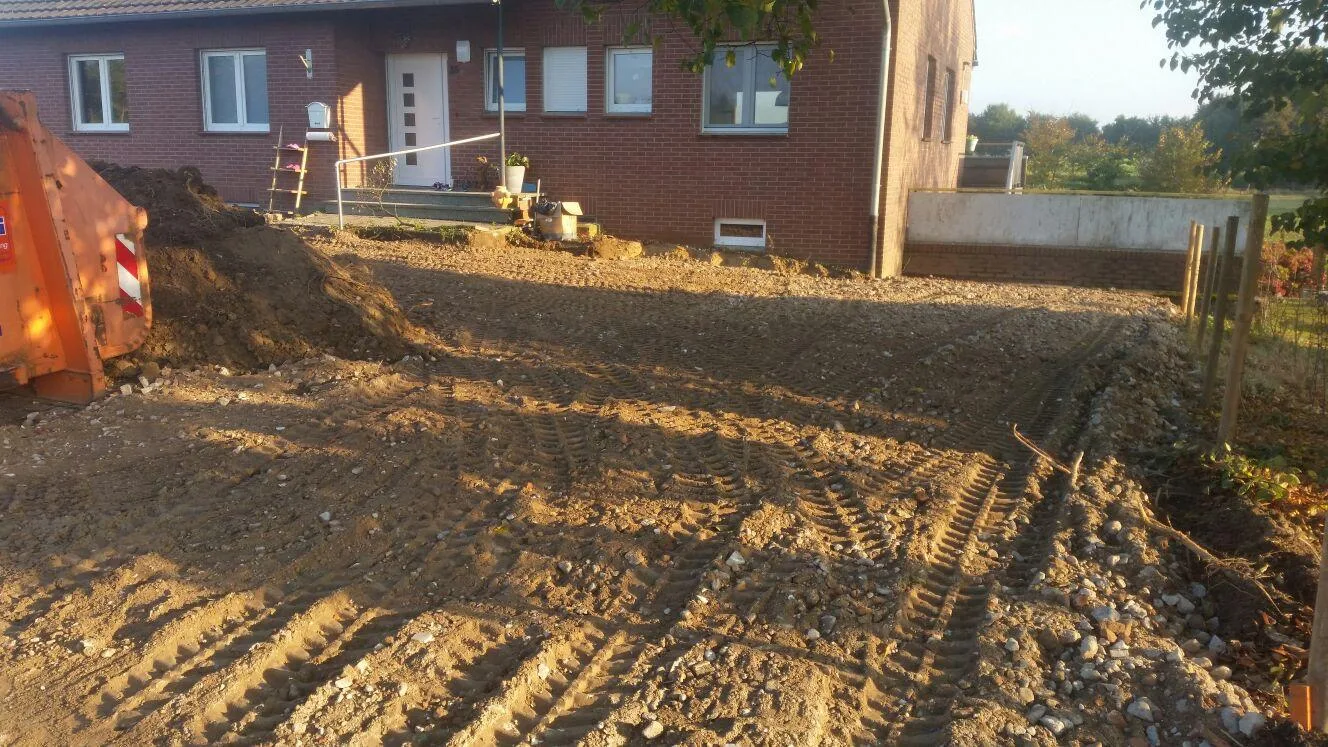 Planierte Fläche vor einem Wohnhaus