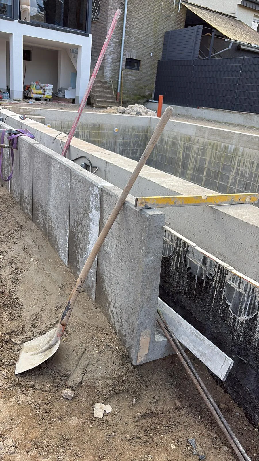 Neu hergestellte Betonwand an einer Baugrube