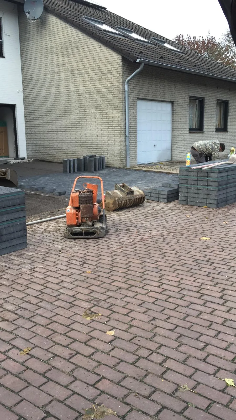 Pflasterverlegung vor einem Wohnhaus