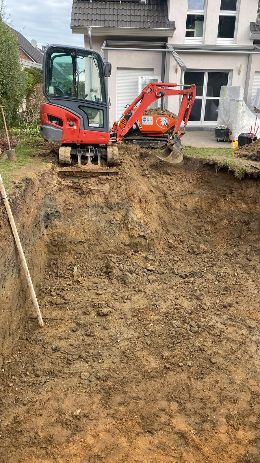 Rechteckiger Poolaushub mit zwei Kompaktbaggern